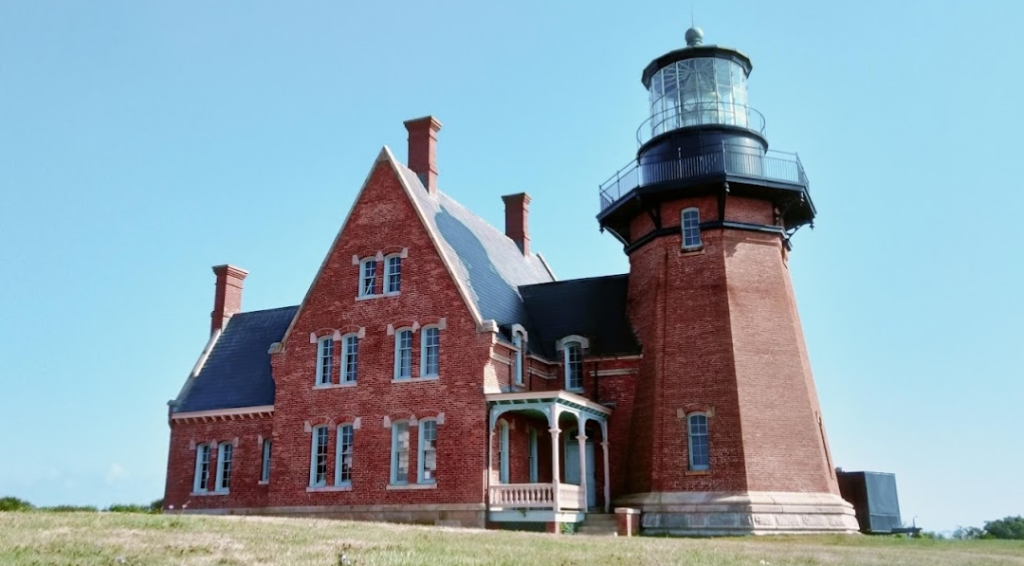 Lighthouses: Guiding Lights Through History and the Modern World